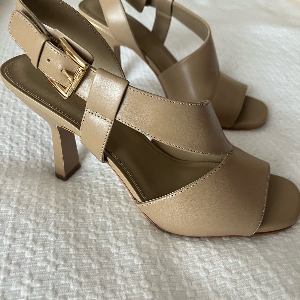 New Michael Kors Cleo Slingback Sandals size 8.5, Camel.